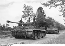 photo de deux chars Tigre 1 faisant route vers le village de Villers-bocage