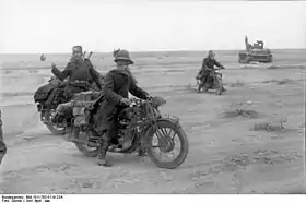 Militaires motocyclistes italiens en Afrique du Nord (au premier plan un bersaglier), Archives fédérales allemandes.