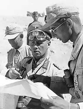 Photographie en noir et blanc d'Erwin Rommel pendant la campagne d'Afrique du Nord