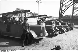Durant une inspection de l'amiral allemand Wilhelm Marschall à Bordeaux, quai des Chartrons, en 1942. En arrière-plan, l'un des pylônes du pont transbordeur (détruits la même année par les troupes allemandes).