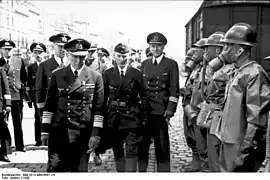 Inspection de l'amiral allemand Eugen Lindau (de) à Bordeaux, quai des Chartrons, le samedi 30 mai 1942. Il est accompagné du bootsmann Stemter (luftschütz offiziere beim Hako) en du Hako Ernst Kühnemann et du commandant des pompiers du Port Paul Paduch.