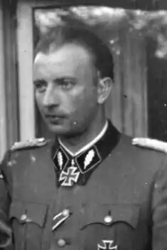 Photographie en noir et blanc de Hermann Fegelein en 1942. En uniforme, il arbore notamment la Croix de fer