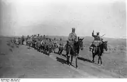 Au Maroc, Légionnaires en marche. Deux hommes ont un âne à monter et se l'échange toutes les heures (1920).