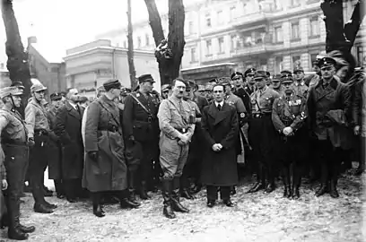 Hitler et Goebbels devant la tombe de Wessel au cimetière Sainte-Marie et Saint-Nicolas de Berlin, le 20 janvier 1933, dix jours avant l'arrivée de Hitler à la chancellerie.