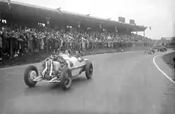  Photo de Caracciola et de son mécanicien Eugen Salzer célébrant la victoire au Grand Prix d'Allemagne 1926.