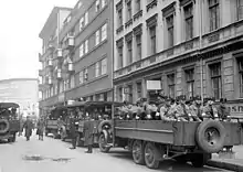 La police berlinoise accompagnant un déploiement de la SA nazie dans le quartier de Scheunenviertel (Berlin), printemps 1933.