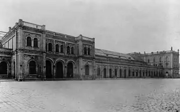 La façade de l'ancienne gare sur la Rüdersdorfer Straße en 1928.