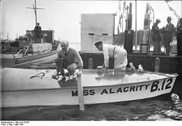 Le major Segrave sur le Miss Alacrity en 1929, lors d'une course nautique sur le lac de Templin à Potsdam (près de Berlin)