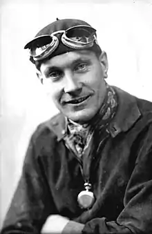 Portrait en pose de Hans Stuck, avec sa tenue de pilote.