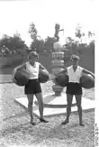 Sportives devant la fontaine