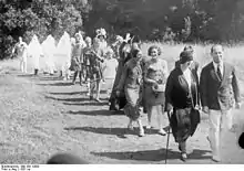 Photo d'un groupe de personnes défilant les unes derrière les autres.