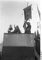 Otto Wels (à gauche, sur la tribune) prononçant un discours au Lustgarten de Berlin en mars 1932.
