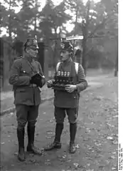 Policiers équipés d'un radio-émetteur, octobre 1923.
