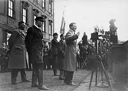 Discours d'Adolf Hitler, le 4 avril 1932, au Lustgarten de Berlin, aux côtés de Wilhelm Brückner, Wolf-Heinrich von Helldorf et Joseph Goebbels.