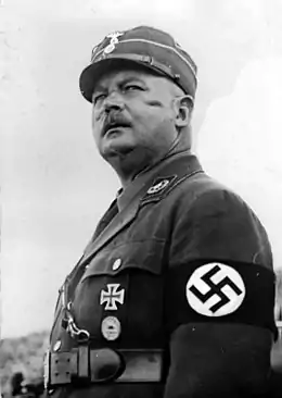 Photographie en noir et blanc d'Ernst Röhm en uniforme, arborant la croix de fer et un brassard nazi