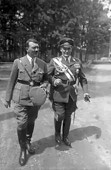 Photographie en noir et blanc de Hitler et Göring, en uniforme et marchant côte à côte en 1934