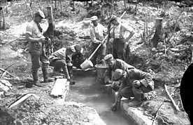 Corvée d'eau pour les soldats allemands, en forêt d'Argonne en mai 1915.
