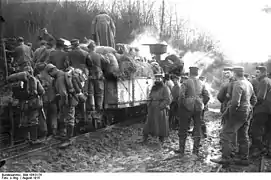 Train transportant troupes et matériel.