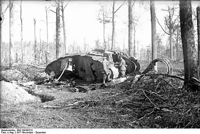 Des soldats allemands observent un char anglais Mark I détruit, probablement dans le « bois de Bourlon », Photo prise en novembre 1917.