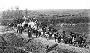 Traversée du canal du Nord par les troupes allemandes sur deux ponts provisoires (24 mars 1918).