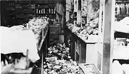 Photographie en noir et blanc de l'intérieur d'un magasin juif saccagé à Munich
