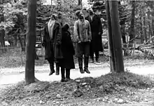 Photo noir et blanc de quatre hommes pendus à un arbre