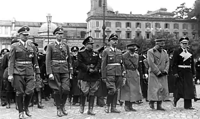 Photographie en noir et blanc lors des funérailles du chef de la police italienne en novembre 1940. Heydrich est le deuxième à partir de la gauche de l'image, Himmler le quatrième
