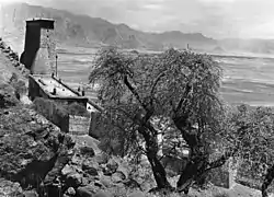 Vue latérale arrière du mur avec ses deux contreforts (Ernst Krause, 1938).