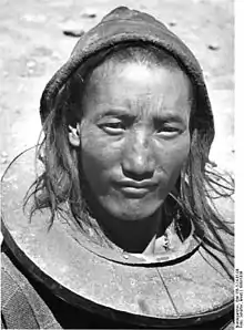 Cangue circulaire à Shigatse (Tibet central), en 1938/1939 (photo de l'explorateur Ernst Schäfer).