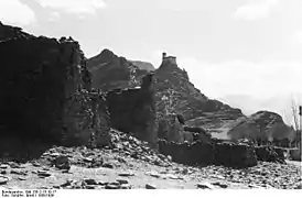 Photo devant des ruines, datant de l'expédition allemande au Tibet, 1939