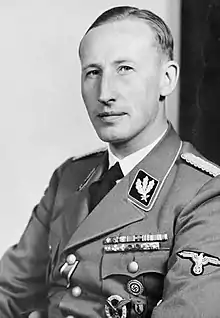 Photographie en noir et blanc de Reinhard Heydrich, en uniforme avec ses décorations en 1940