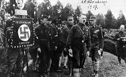 Congrès du NSDAP à Nuremberg, en 1927 ; derrière Hitler, on distingue, de gauche à droite, Himmler, Hess, Gregor Strasser, Franz Pfeffer von Salomon.