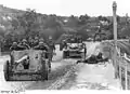 Soldats allemands de la Waffen-SS manœuvrant un 5-cm PaK 38 sur un pont (Balkans, 1941)