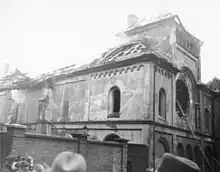 Photographie en noir et blanc de la synagogue de la Herzog-Rudolf Strasse à Munich après son incendie