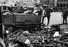 Tas d'armes et d'équipement après la reddition belge, Grande-Place de Bruges le 29 mai 1940.