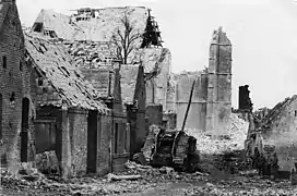 Char anglais détruit dans le village de Fontaine-Notre-Dame (novembre 1917).