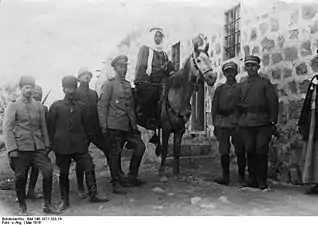 Militaires ottomans et un officier allemand accueillant un cheikh arabe allié dans la vallée du Jourdain, mai 1918.