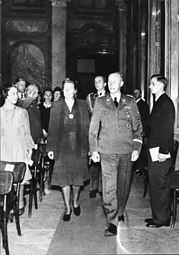 Photographie en noir et blanc de Heydrich et son épouse lors d'un concert à Prague le 26 mai 1942, la veille de l'attentat qui va le tuer