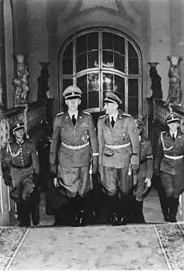 Photographie en noir et blanc de Heydrich et Karl Hermann Frank en visite au château de Prague en 1941
