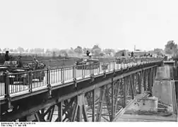 La 4e division blindée allemande franchissant le canal Albert le 11 mai sur le pont de Veldwezelt pris intact.