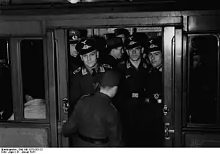 Officiers de la Luftwaffe dans le métro.