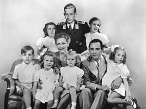 Photographie en noir et blanc de Joseph Goebbels avec son épouse et leurs enfants en 1944