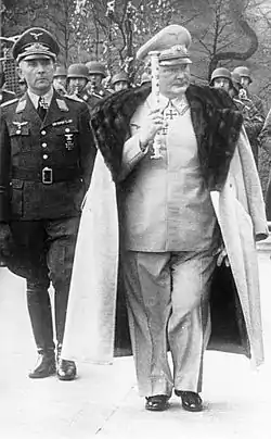 Photographie en noir et blanc de Hermann Göring, au premier plan, avec Paul Conrath en 1942.