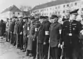 7. Octobre 1944, des hommes âgés lors d'une formation organisée par le Volkssturm. À droite, un pompier dans son uniforme ; ces combattants sont faiblement dotés d'un vieux fusil austro-hongrois Steyr-Mannlicher Gewehr 95.