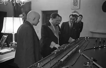 Au moment-même où la bataille de Stalingrad est en passe d'être perdue, Göring montre ses trains électriques miniatures, à l'occasion de son anniversaire, le 12 janvier 1943. Sous-sol de Carinhall.