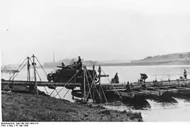 Un Panzer IV traversant la Meuse néerlandaise sur un pont de bateau, le 16 mai.