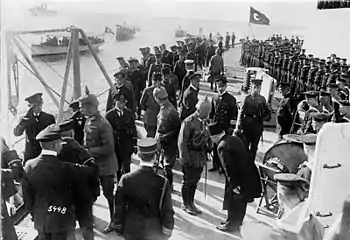 Guillaume II visitant le croiseur Yavuz Sultan Selim (ancien Goeben) à Constantinople, octobre 1917