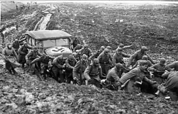 Soldats de la Wehrmacht tirant une voiture dans la boue, novembre 1941.