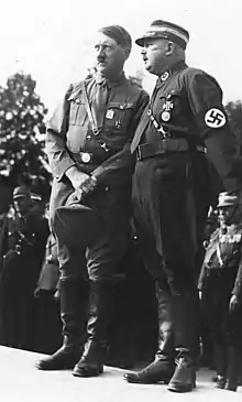 Photographie en noir et blanc de Hitler et Röhm, debouts côte à côte, en uniforme en 1933