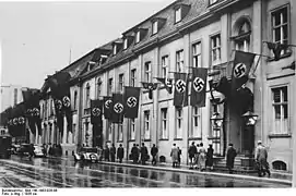 Le siège du ministère (76, Wilhelmstraße) pavoisé de drapeaux nazis (1935).